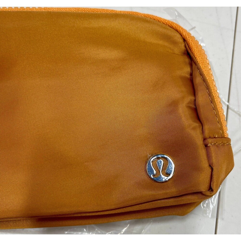 Lululemon Everywhere Belt Bag 1L Brown NWT - Picture 3 of 6